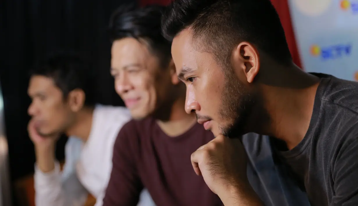 "Beberapa kali kita mainkan, ternyata banyak orang yang suka. Pada akhirnya bajakannya keluar. Demand lagu itu juga tinggi, daripada orang tahu versi bajakan, makanya kita masukkan yang aslinya," papar Ariel. (Adrian Putra/Bintang.com)