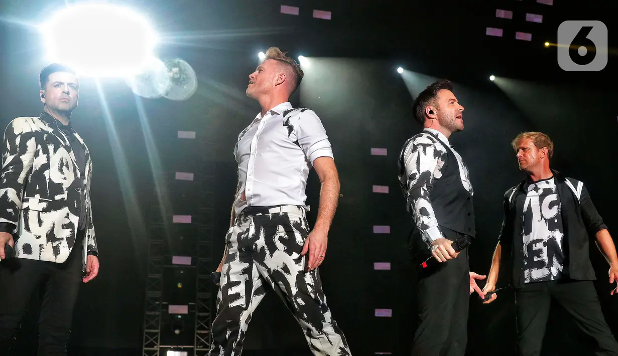 Grup boyband Westlife tampil pada konsernya yang bertajuk “Westlife The Wild Dreams Tour 2023 Jakarta” di Stadion Madya GBK, Jakarta, Sabtu (11/2/2023). Berdasarkan keterangan tertulis pihak PK Entertainment, sekitar lebih dari 25 ribu penonton yang hadir di konser ini. (Liputan6.com/Angga Yuniar)
