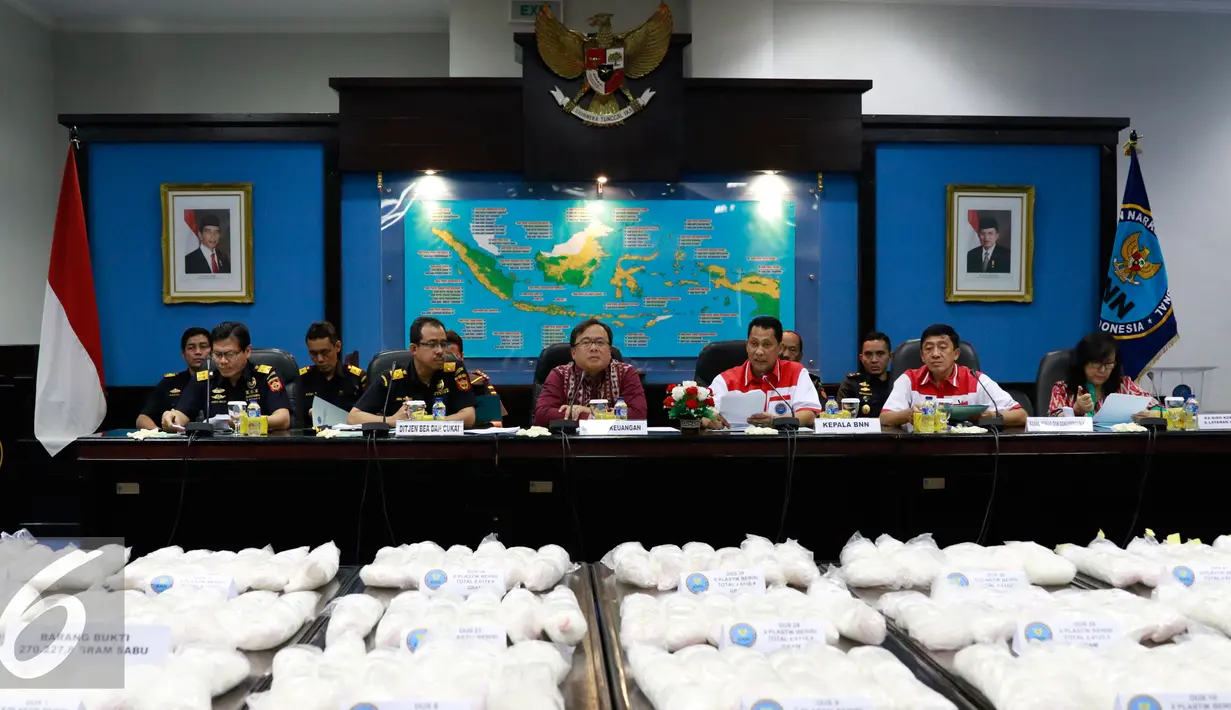 Menkeu Bambang Brojonegoro (tengah) bersama Tim gabungan Badan Narkotika Nasional (BNN) dan Direktorat Jenderal Bea Cukai saat rilis penyelundupan 270kg shabu, Jakarta, Selasa (20/10/2015). (Liputan6.com/Yoppy Renato)