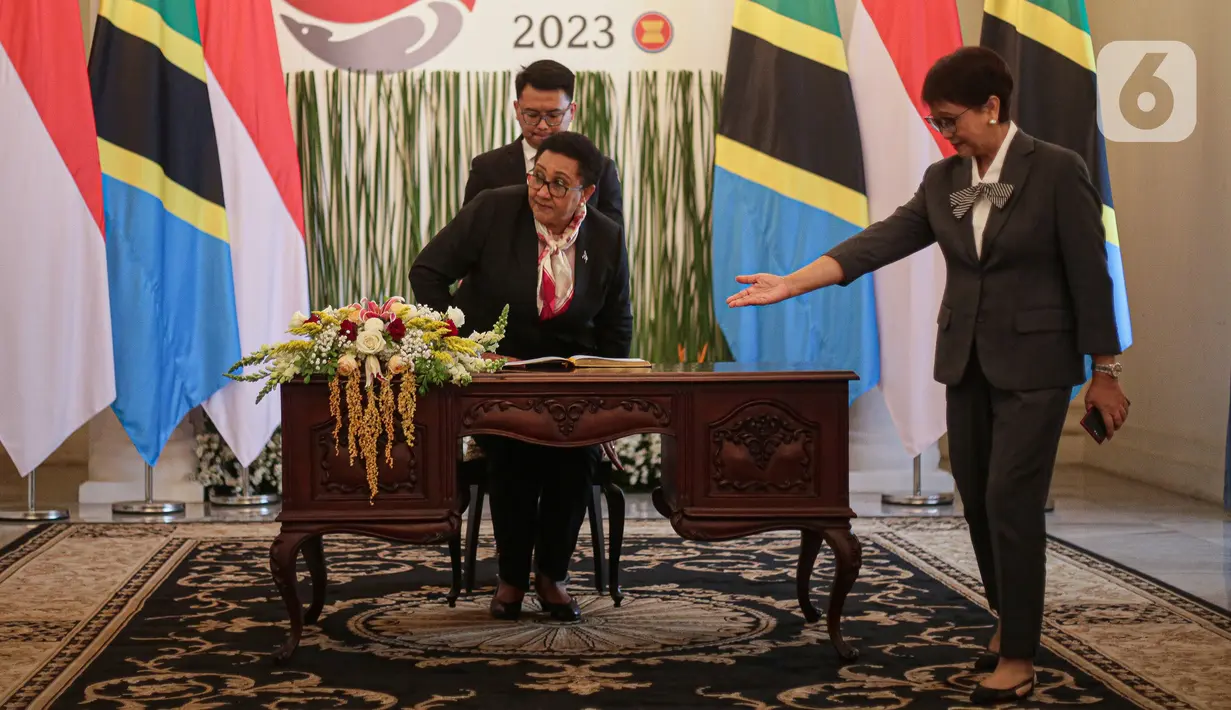 Sementara terkait investasi, kedua menlu mendiskusikan upaya meningkatkan investasi Indonesia di Tanzania. (Liputan6.com/Faizal Fanani)