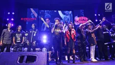 Para musisi legendaris menyapa penonton saat konser supergroup di Jakarta, Selasa (21/11). Konser supergroup menghadirkan lima band ternama tanah air, yakni God Bless, Krakatau, Sheila On 7, Gigi, dan Kahitna. (Liputan6.com/Herman Zakharia)
