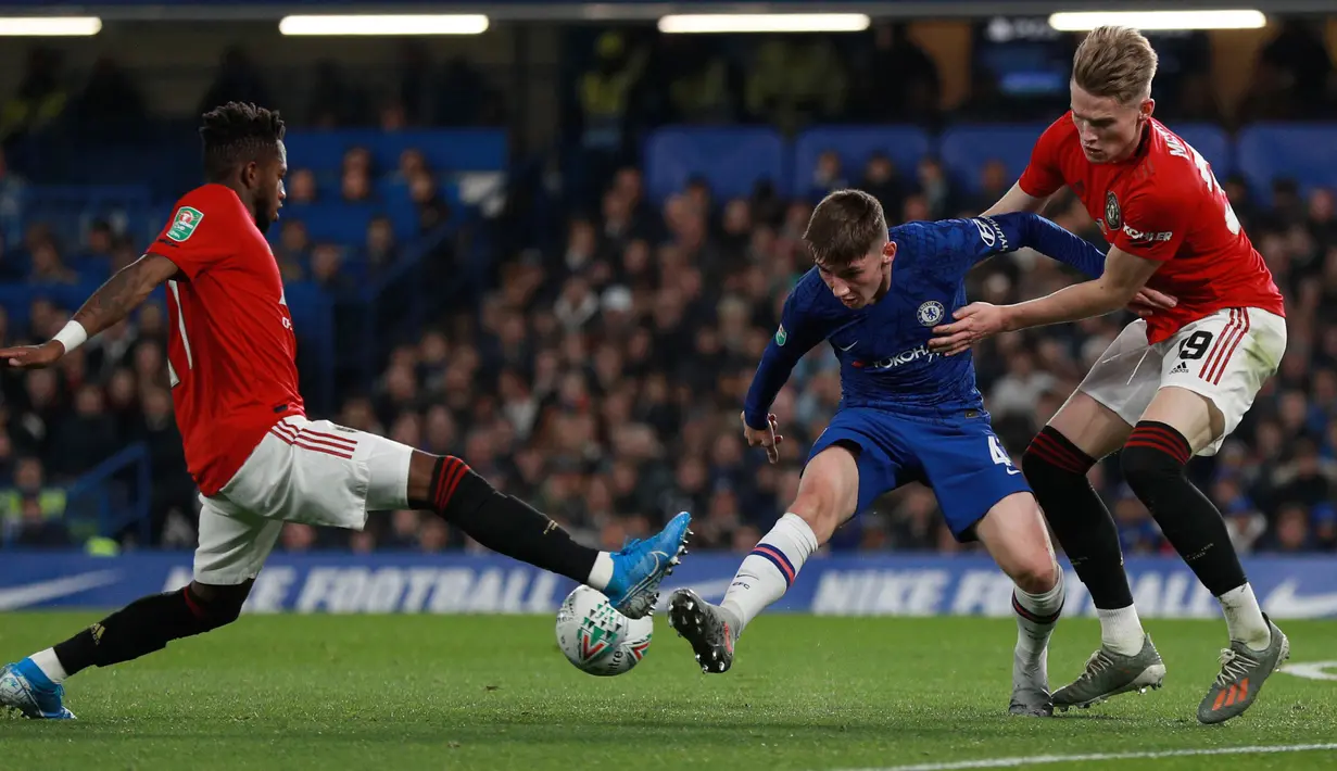 Gelandang muda Chelsea, Billy Gilmour,  berebut bola dengan pemain Manchester United, Fred dan Scott McTominay dalam babak keempat Carabao Cup di Stamford Bridge, Rabu (30/10/2019). MU melaju ke perempat final Carabao Cup setelah membekuk Chelsea 2-1. (AP/Ian Walton)