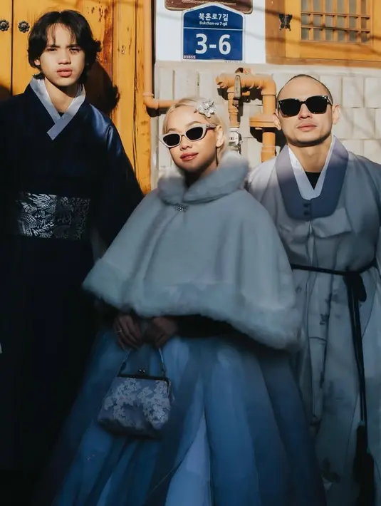 BCL dan Tiko pun tampak melengkapi tampilannya dengan kacamata hitam. Gaya keluarga ini mengenakan hanbok memiliki vibes keluarga kerajaan. [@itsmebcl]