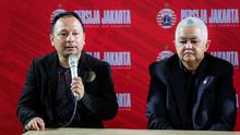 Asisten pelatih baru Persija Jakarta, Ricky Nelson (kiri) memberikan keterangan saat konferensi pers yang berlangsung di Nirwana Park, Bojongsari, Sawangan, Sabtu (29/06/2024). (Bola.com/Bagaskara Lazuardi)