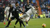 Gelandang Real Madrid, Luka Modric, terjatuh saat melewati pemain Sevilla pada laga La Liga di Stadion Santiago Bernabeu, Sabtu (19/1). Real Madrid menang 2-0 atas Sevilla. (AP/Andrea Comas)
