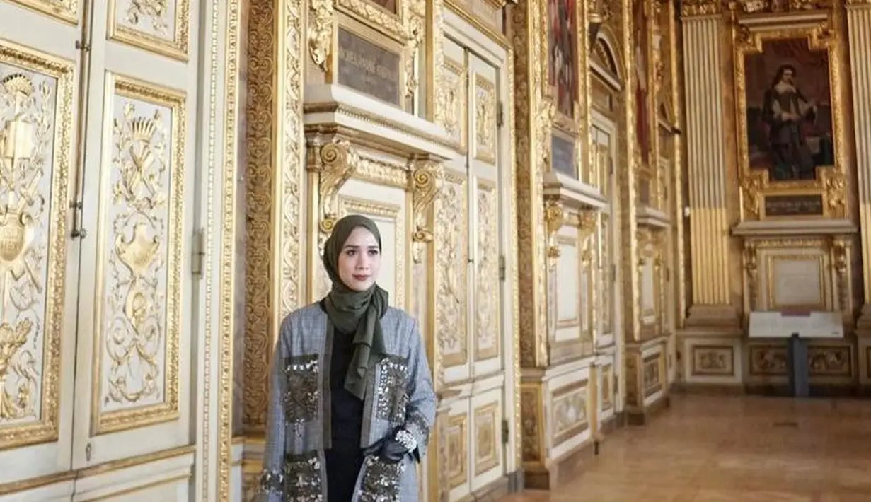 Agar terlihat lebih modis, padukan long sleeve t-shirt warna hitam dengan outer bermotif nuansa  monokrom seperti yang dikenakan aktris Fanny Fabriana. Untuk hijab, kamu bisa sesuaikan dengan warna-warna pada outfit kamu (Instagram/fannyfabriana).