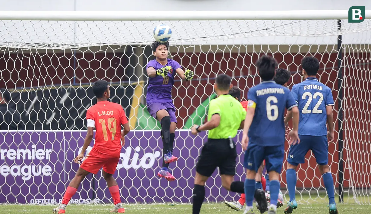 Pada 15 menit awal babak kedua, para pemain Thailand U-16 yang lebih diunggulkan juga masih kesulitan menaklukkan penjaga gawang Myanmar U-16, Sai Thi Ha Naing. (Bola.com/Bagaskara Lazuardi)
