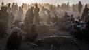 Warga memanjatkan doa saat memakamkan korban gempa Afghanistan secara massal di Distrik Zenda Jan, Provinsi Herat, sebelah barat Afghanistan, Senin (9/10/2023). (AP Photo/Ebrahim Noroozi)