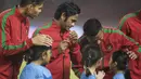 Para pemain Timnas Indonesia berbincang dengan anak-anak saat akan melawan Islandia pada laga persahabatan di SUGBK, Jakarta, Minggu (14/1/2018). Timnas Indonesia kalah 1-4 dari Islandia. (Bola.com/Vitalis Yogi Trisna)