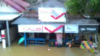 Setidaknya tercatat 15 titik banjir tersebar di Kabupaten Pangandaran, setelah hujan turun sejak Jumat petang hingga Sabtu pagi. (Liputan6.com/Jayadi Supriadin)