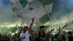 Suporter Atletico Nacional Kolombia merayakan gelar juara Copa Libertadores 2016 setelah menang atas Independiente Ekuador di Stadion Atanasio Girardot, Medellin, Kolombia, (28/7/2016). (AFP/Luis Acosta) 