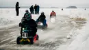 Peserta berkompetisi dalam kejuaran balap mesin potong rumput tahunan di Lavia, Finlandia, 9 Februari 2019. Di Finlandia, rumput tertutup salju berbulan-bulan dalam setahun, apa yang dapat dilakukan dengan mesin pemotong rumput? (Alessandro RAMPAZZO/AFP)