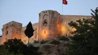 Wajah&nbsp;Kastil Gaziantep di distrik bersejarah kota Gaziantep di tenggara Turki, tempat tinggal banyak pengungsi Suriah, pada 11 Agustus 2022, sebelum dihancurkan gempa pada 6 Februari 2023. (OMAR HAJ KADOUR/AFP)