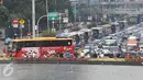 Sejumlah kendaraan terjebak kemacetan di Bundaran HI, Jakarta, Senin (1/5). Kemacetan terjadi akibat ribuan buruh yang memperingati hari buruh di Jakarta. (Liputan6.com/Angga Yuniar)