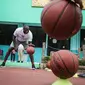 Mantan pemain NBA Jason Richardson melatih siswa-siswi pada program coaching clinic dan NBA Cares yang digelar Jr. NBA Indonesia di SMAN 82 Jakarta, Kamis (28/9). Jason Richardson merupakan Juara kontes slam dunk NBA 2002 dan 2003. (Liputan6.com/Fery Pradolo)