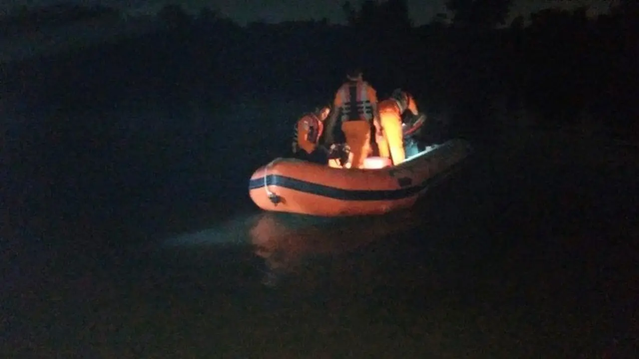 Personel Basarnas Pekanbaru menyusuri Sungai Siak mencari bocah tenggelam.
