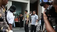 Petugas membawa keluar jenazah pembunuhan di Pulogadung, Jakarta, Selasa (27/12). Sebanyak 11 orang menjadi korban, enam di antaranya meninggal dunia. (Liputan6.com/Faizal Fanani)