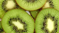 Buah kiwi yang kaya akan vitamin C pun dapat dijadikan `pengganti` cairan tubuh yang hilang sehingga awet muda.