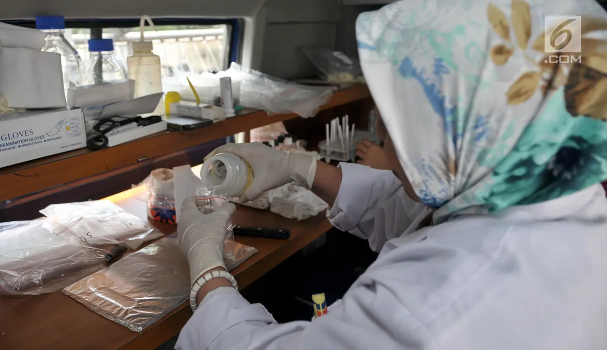 Petugas BPOM melakukan pengecekan makanan yang mengandung zat atau bahan berbahaya, Jakarta, Rabu (14/6). BPOM dan Sudin Pangan DKI Jakarta Selatan sidak makanan di pasar swalayan Pasar Swalayan Gelael Tebet. (Liputan6.com/Yoppy Renato)
