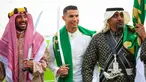 Pemain Al-Nassr, Cristiano Ronaldo (tengah) memakai gamis dan membawa pedang saat memperingati Hari Pendirian Kerajaan Saudi atau Founding Day di tempat berlatih pada Rabu (22/02/2023). (Twitter/@AlNassrFC)