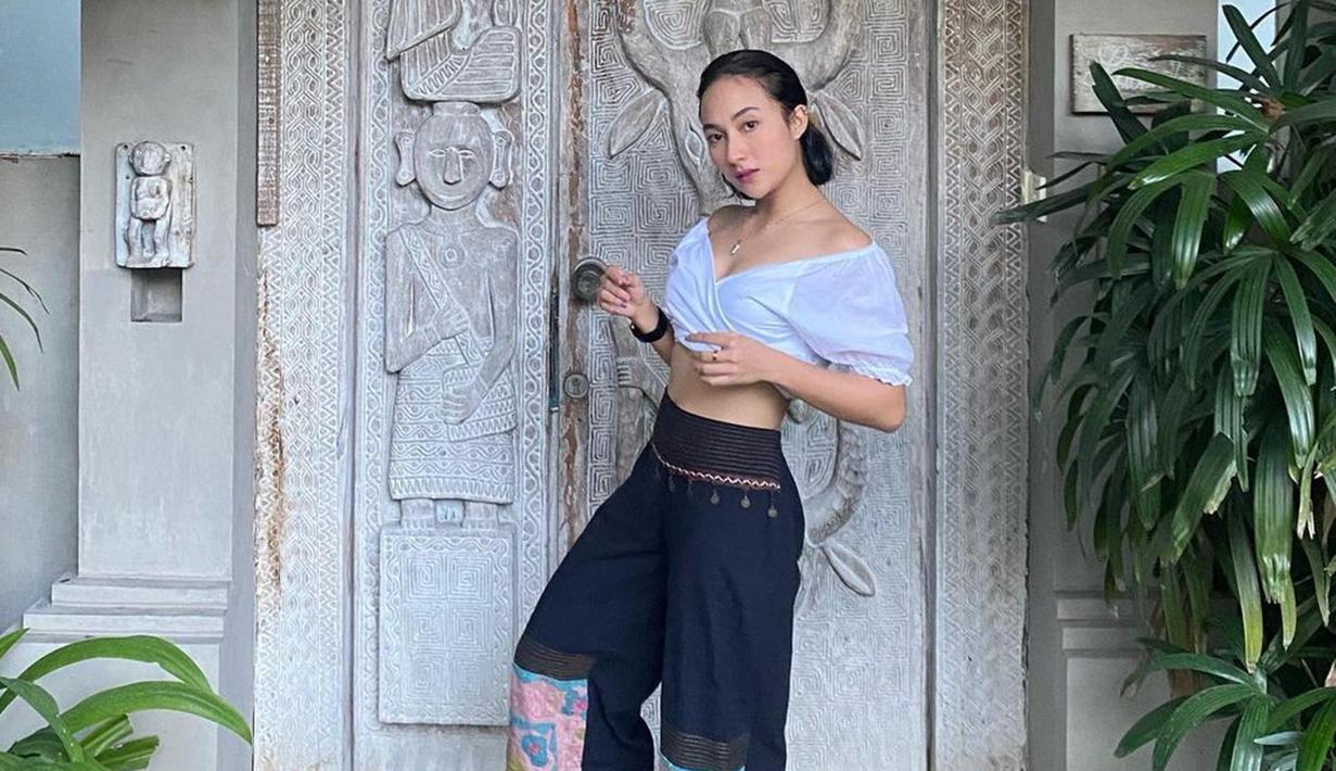 Tampil dengan busana off shoulder, penampilan Naomi Zaskia ini tak lepas dari perhatian netizen. Celana yang digunakan memiliki detail yang cukup unik. (Liputan6.com/IG/@naonomnom)