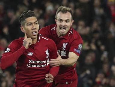 Striker Liverpool, Roberto Firmino, melakukan selebrasi bersama Xherdan Shaqiri usai membobol gawang Crvena Zvezda pada laga Liga Champions, di Stadion Anfield, Rabu (24/10/2018). Liverpool menang 4-0 atas Crvena Zvezda. (AP/Jon Super)