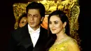 Preity Zinta dan Shahrukh Khan pernah berakting di film Kal Ho Naa Ho. Film ini bercerita tentang cinta segitiga antara Saif Ali Khan, Shahrukh Khan, dan Preity Zinta. (Foto: missmalini.com)