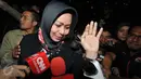Istri Pelaksana Tugas (Plt) Gubernur Sumatera Utara Tengku Erry Nuradi, Evi Diana, menghindar dari wartawan usai diperiksa KPK, Jakarta, Kamis (5/11/15). Evi yang diperiksa sebagai saksi untuk Gatot Pujo Nugroho. (Liputan6.com/Helmi Afandi) 