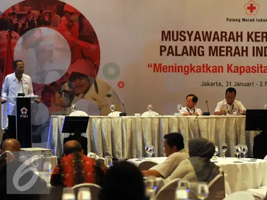 Pelaksana Harian Ketua umum PMI Ginanjar Kartasasmita memberikan kata sambutan saat hari pertama Mukernas PMI 2016 di jakarta, Senin (1/2). Dalam Mukernas kali ini PMI mengambil tema Meningkatkan Kapasitas pelayanan PMI. (Liputan6.com/Helmi Afandi)