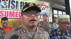 Polisi menangkap pelaku pembacokan terhadap pria yang tengah salat di dalam masjid di Sumedang. Pelaku dikenal warga, memang telah lama memiliki gangguan jiwa.