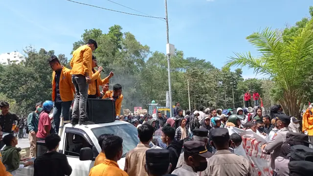 Aksi demonstrasi mahasiswa d Kota Kendari memperingati 3 tahun teewasnya Randi dan Yusuf, berujung ricuh, Senin (26/9/2022).(Liputan6.com/Ahmad Akbar Fua).