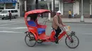 Pada jaman dahulu kala becak di China hanya menggunakan orang sebagai penarik gerobak, namun sekarang becak di desain dengan menggunakan Sepeda dayung dengan disambungkan gerobak becak dibelakang sepeda dayung tersebut. (www.thechainlink.org)