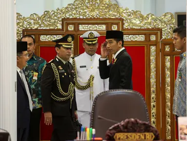 Presiden Joko Widodo dan Wakil Presiden Jusuf Kalla tiba untuk mengikuti rapat Kabinet di komplek Istana Kepresidenan, Jakarta, Rabu (1/9/2015). Rapat membahas krisis ekonomi yang sedang dilanda Indonesia saat ini. (Liputan6.com/Faizal Fanani)