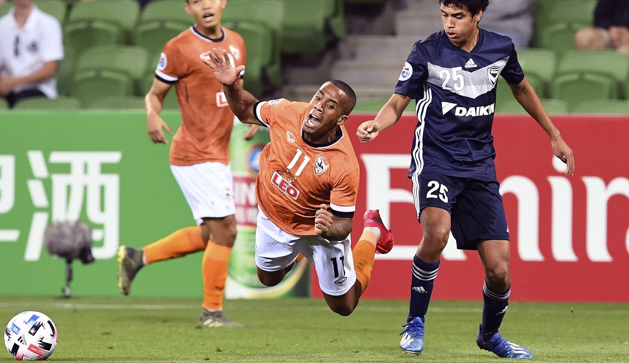 Pemain Chiangrai United, Mailson Francisco, dijatuhkan pemain Melbourne Victory, Brandon Lauton, pada laga Liga Champions Asia di Melbourne, Selasa (11/2). Melbourne menang 1-0 atas Chiangrai. (AFP/William West)