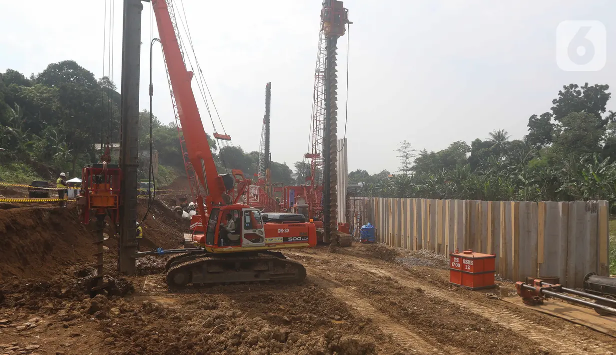 Pekerja mengoperasikan alata berat di proyek Pembangunan Sistem Pengambilan dan Treatment Sampah Badan Air melalui Rekayasa Sungai pada Kali Ciliwung segmen TB Simatupang di kawasan Pasar Rebo, Jakarta, Senin (26/09/2022). Bila efektif, sistem tersebut dikembangkan di semua tempat, tidak hanya di Jakarta, tetapi di seluruh Indonesia. (Liputan6.com/Herman Zakharia)