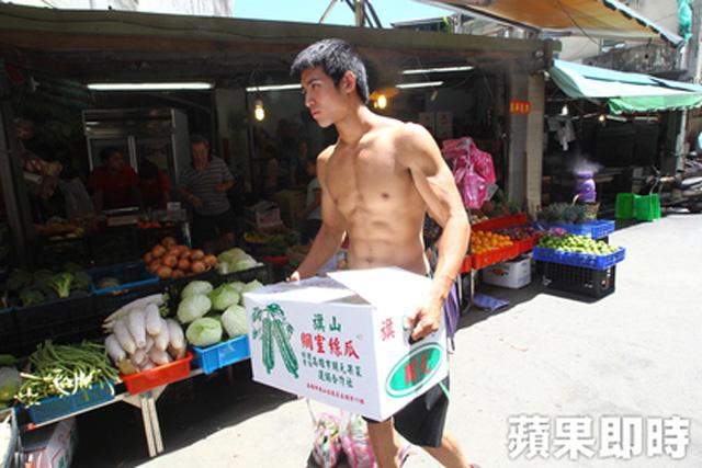 Penjual sayur ganteng di Taipe | Photo: Copyright shanghaiist.com