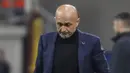 Pelatih Inter Milan, Luciano Spalletti, tampak lesu usai ditaklukkan Lazio pada laga Serie A di Stadion Giuseppe Meazza, Minggu (31/3). Inter Milan takluk 0-1 dari Lazio. (AP/Antonio Calanni)