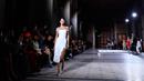 Model AS Bella Hadid menampilkan kreasi saat peragaan busana Coperni Spring-Summer 2023 pada Paris Fashion Week di Paris, Prancis, 30 September 2022. Uniknya, Fabrican berbentuk liquid ini terbuat dari kapas atau serat sintetis yang bisa menempel pada tubuh saat disemprotkan. (JULIEN DE ROSA/AFP)