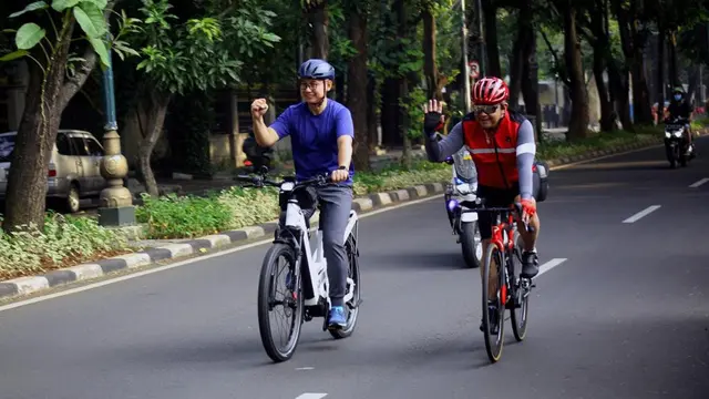 Sekjen PDI Perjuangan (PDIP) Hasto Kristiyanto gowes bareng dengan Sekjen Partai Amanat Nasional (PAN) Eddy Soeparno pada Jumat (15/7/2022) pagi.