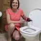 Bagi Amanda, Cola atau minuman bersoda ampuh untuk membersihkan noda membandel yang ada di toilet