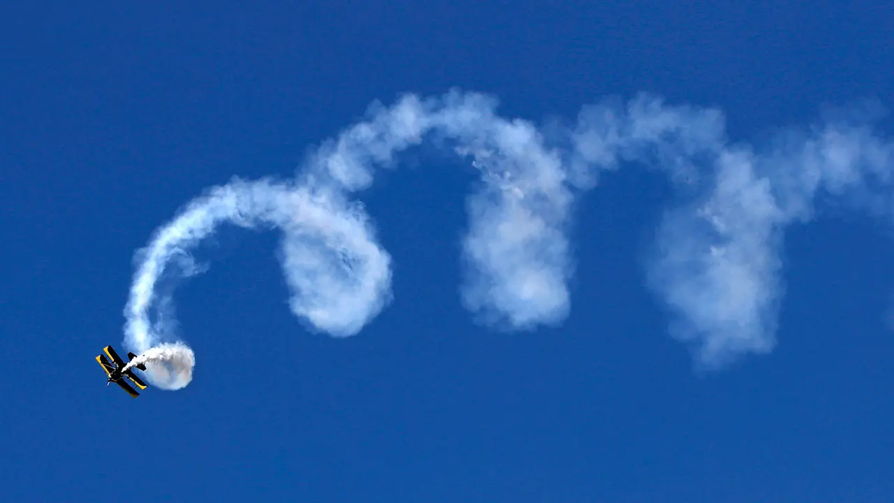 Aksi Akrobatik Udara di Great State of Maine Air Show
