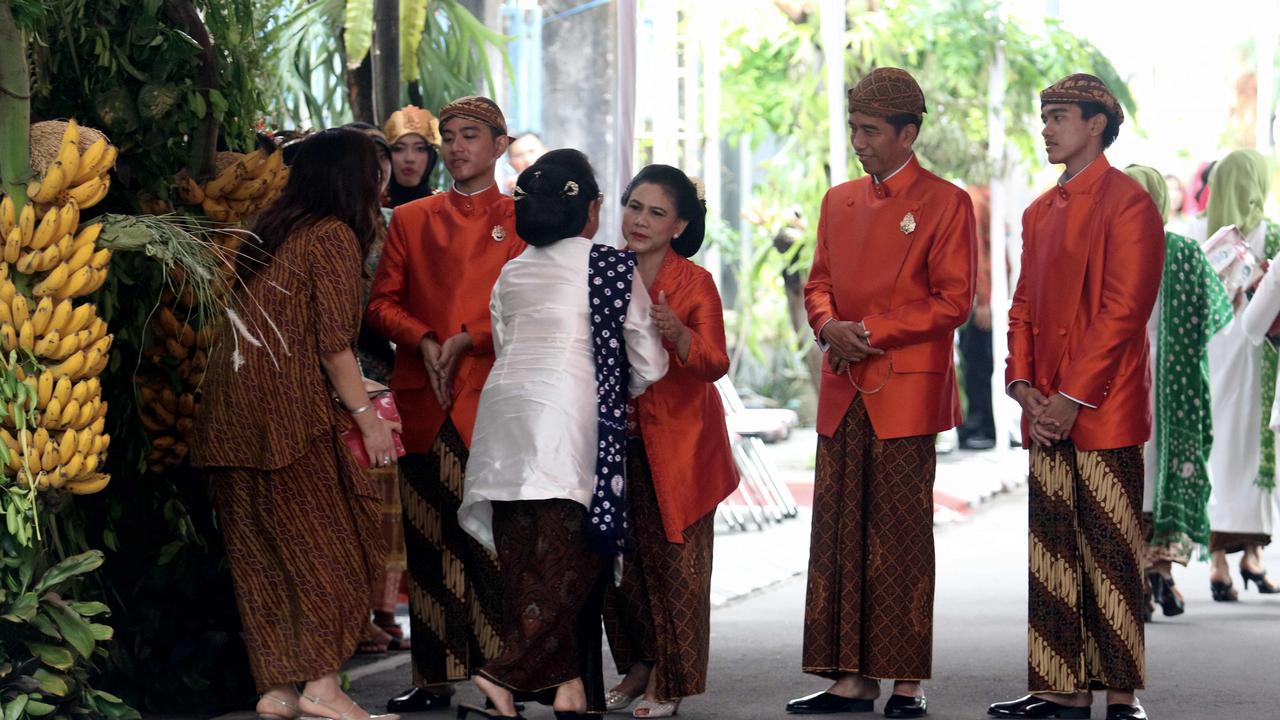 Jokowi Salami Tamu yang Pulang