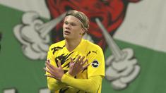 Penyerang Borussia Dortmund, Erling Haaland, melakukan selebrasi usai mencetak gol ke gawang RB Leipzig pada laga Bundesliga di Stadion Red Bull Arena, Sabtu (9/1/2021). Dortmund menang dengan skor 3-1. (AP/Michael Sohn)