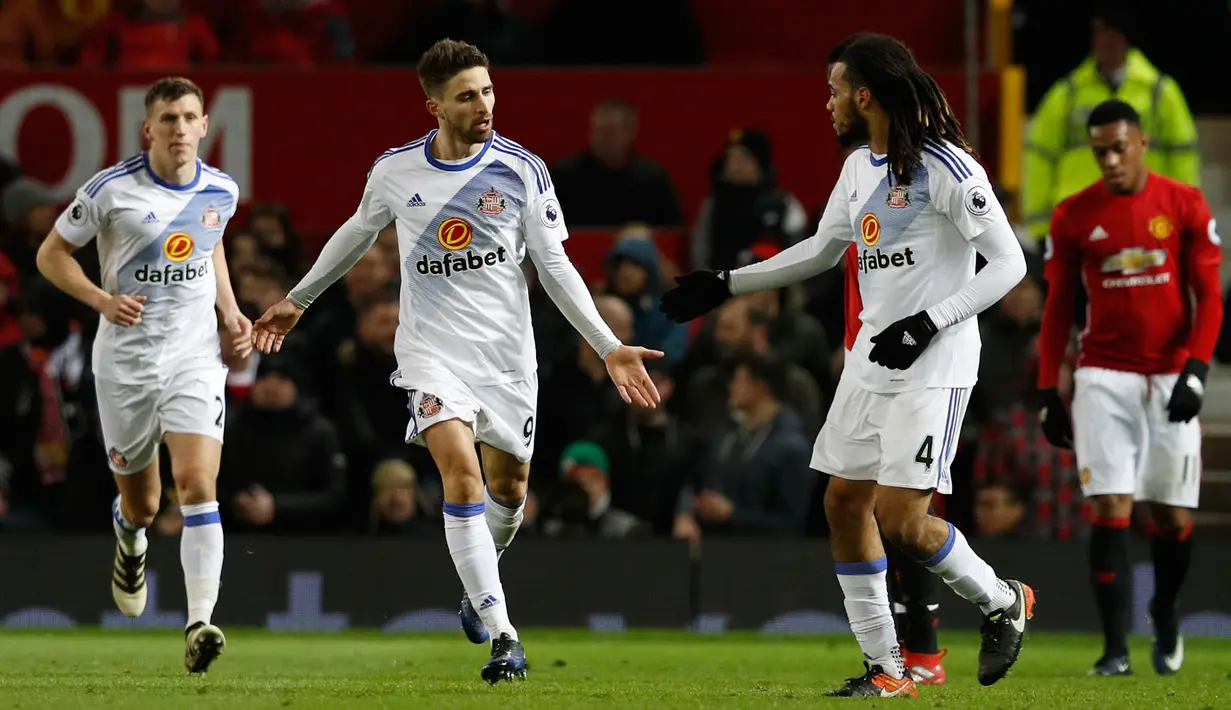 Penyerang Sunderland, Fabio Borini (kedua kiri) melakukan selebrasi usai mencetak gol ke gawang Manchester United pada pertandingan Liga Inggris di Old Trafford, (26/12).MU menang atas Sunderland dengan skror 3-1. (Reuters/Phil Noble)