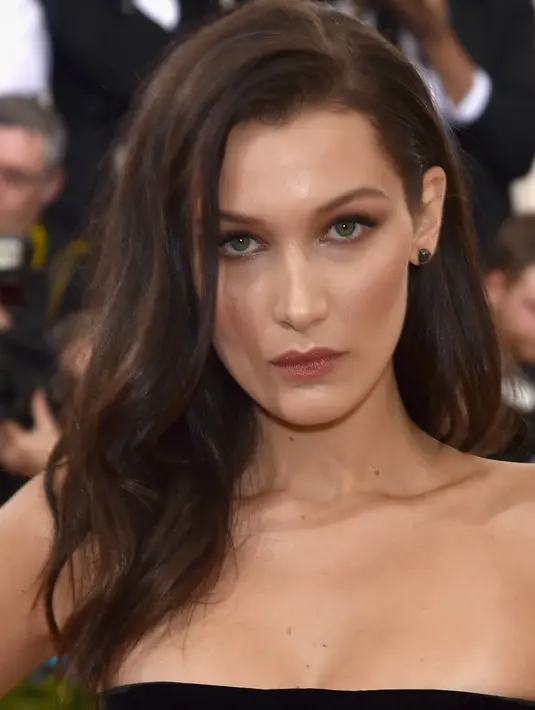 Bella menerima komentar pedas dari netizen, seperti salah satunya ialah, "Bella kau sangat lebih tua dari usia mu," tulis netizen. (AFP/Bintang.com)