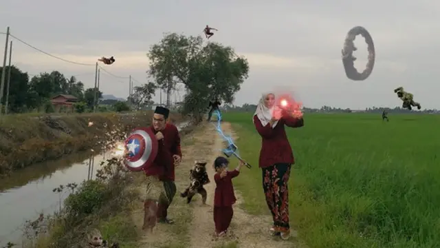 Mayoritas orang-orang akan melakukan foto keluarga dengan pose yang formal.