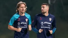 Pemain Kroasia Luka Modric (kiri) dan Mateo Kovacic sedang joging saat sesi latihan di Al Erssal Training Site 3, Doha, Qatar, Rabu (14/12/2022). Kroasia gugur saat mengalahkan Argentina di semi-final Piala Dunia 2022 dengan skor 0-3. (AP Photo/Andre Penner)