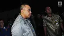 Bupati Tangerang, Ahmed Zaki Iskandar meninjau lokasi kebakaran pabrik kembang api di Kosambi, Tangerang, Banten, Kamis (26/10) dini hari. Zaki menjelaskan tak ada masalah terkait perizinan lokasi gudang kembang api tersebut. (Liputan6.com/Helmi Afandi)