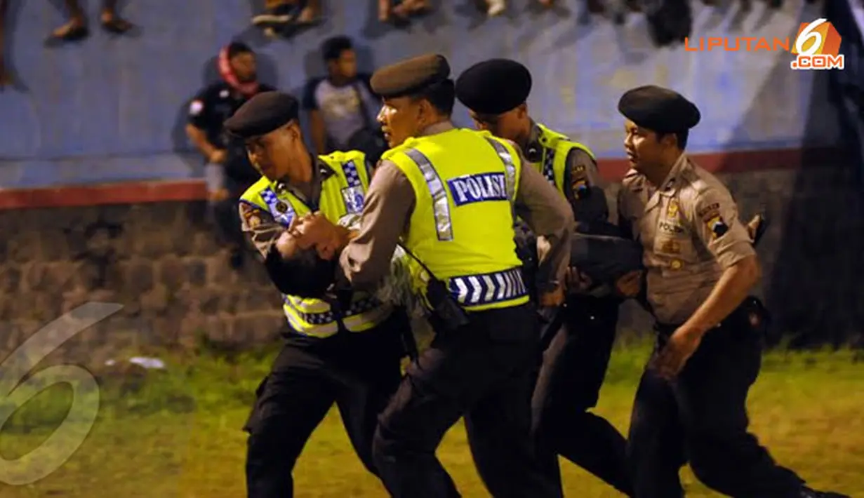 Sesaknya stadion Jatidiri Semarang menyebabkan beberapa penonton jatuh pingsan dan harus segara dievakuasi petugas (LIputan6.com/Helmi Fithriansyah).
