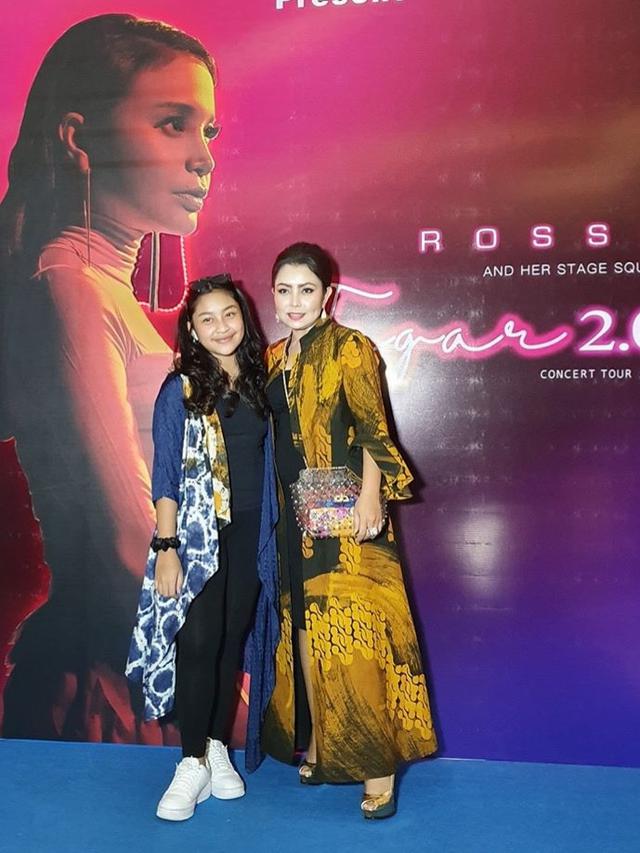 Mayangsari dan anaknya.